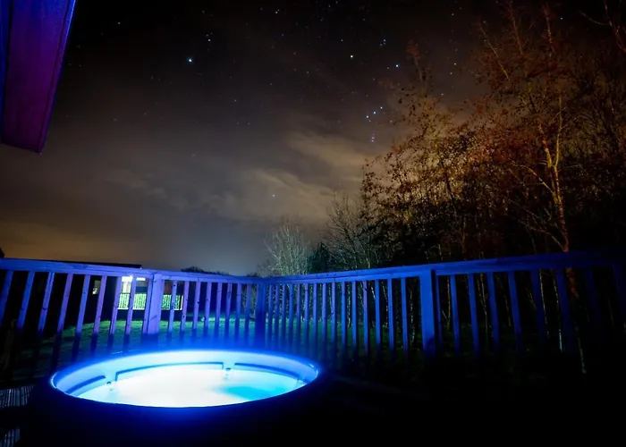 بيت للعطل Deneb With Hot Tub *